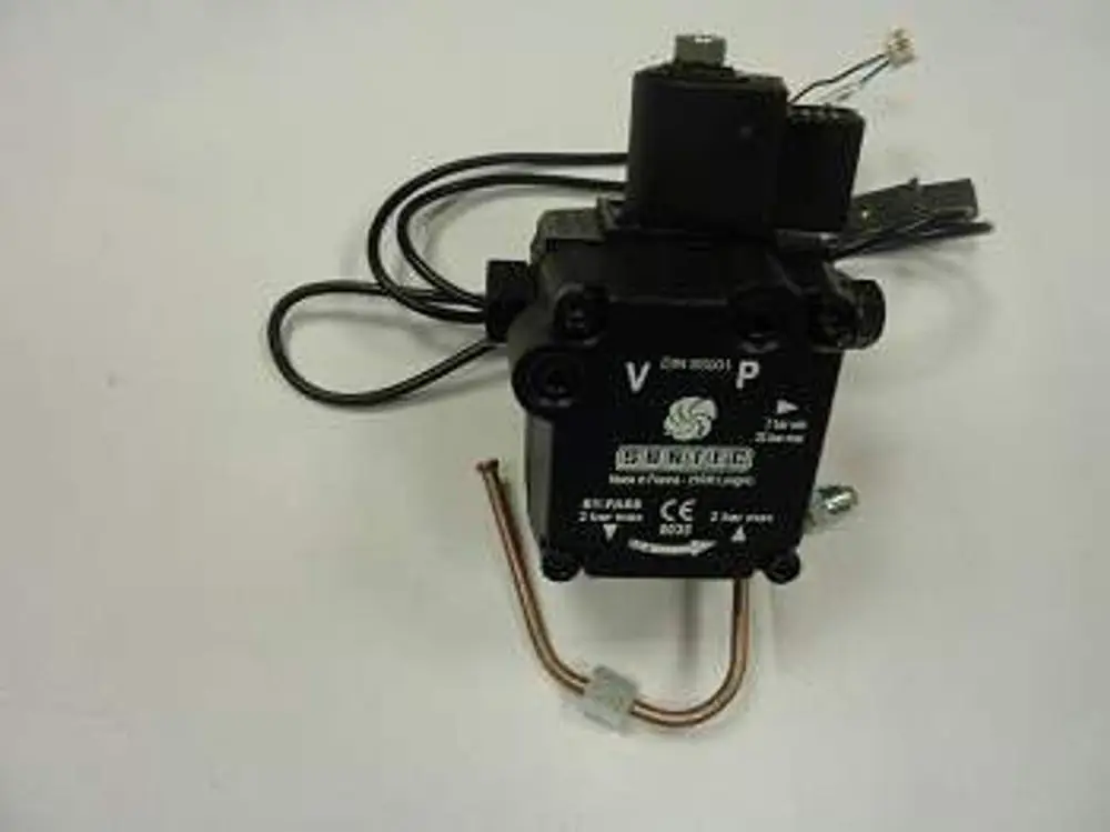 Ölpumpe von Remeha mit mehreren Anschlüssen und Kabeln, montierbar in verschiedenen Anwendungen. Abgebildet ist das Produkt mit technischem Zeichen und Bezeichnungen.